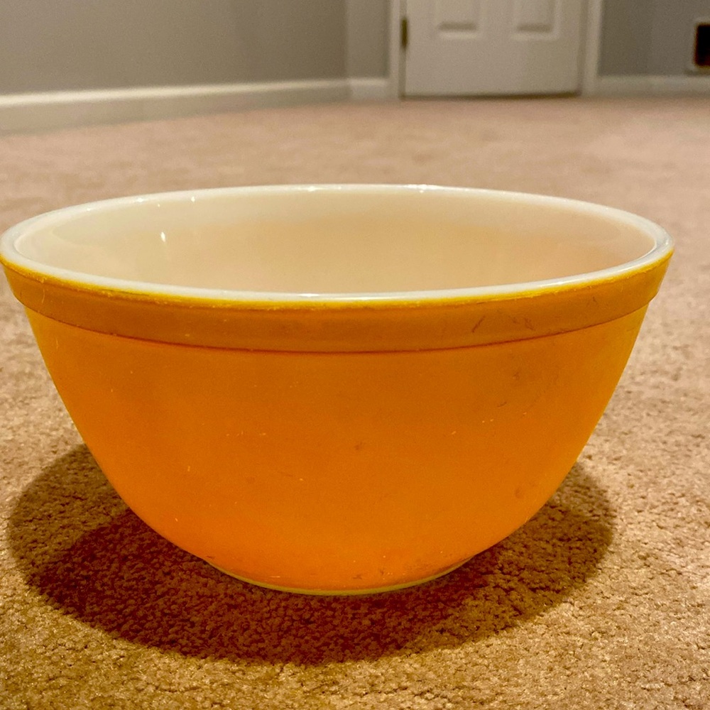 Vintage PYREX 1 1/2 Qt Mixing Bowl - Orange